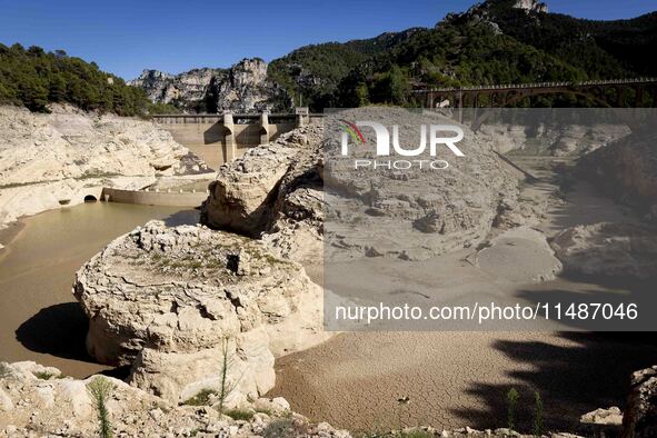 The Ulldecona reservoir in southern Catalonia, 2 hours from Barcelona, is being well below 1% of its water capacity. Despite the rains of re...