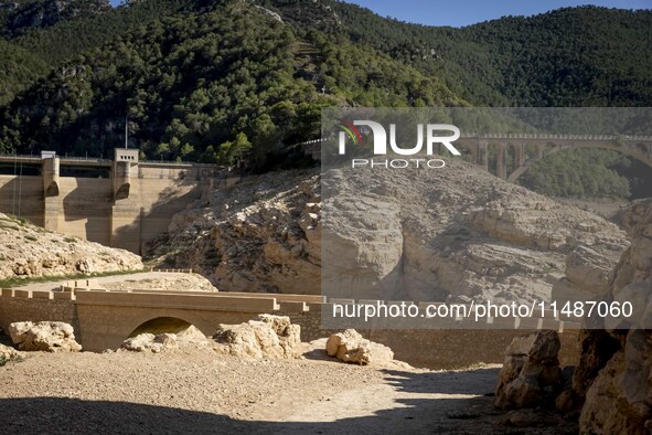 The Ulldecona reservoir in southern Catalonia, 2 hours from Barcelona, is being well below 1% of its water capacity. Despite the rains of re...