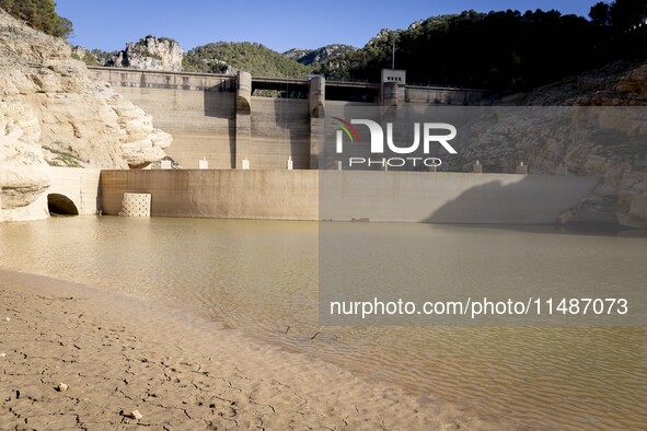 The Ulldecona reservoir in southern Catalonia, 2 hours from Barcelona, is being well below 1% of its water capacity. Despite the rains of re...