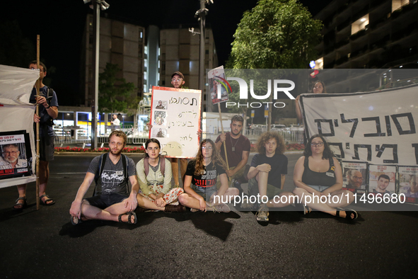 Israeli police officers are moving demonstrators blocking a street during a protest in Jerusalem, Israel, on August 20, 2024. People are gat...