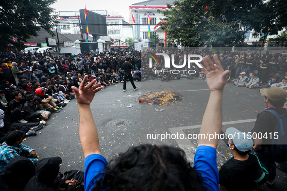 Thousands of people protest to reject the revision of the Regional Head Election Bill (RUU) in front of the West Java DPRD Building in Bandu...