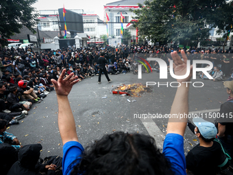 Thousands of people protest to reject the revision of the Regional Head Election Bill (RUU) in front of the West Java DPRD Building in Bandu...