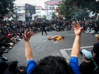 Thousands of people protest to reject the revision of the Regional Head Election Bill (RUU) in front of the West Java DPRD Building in Bandu...