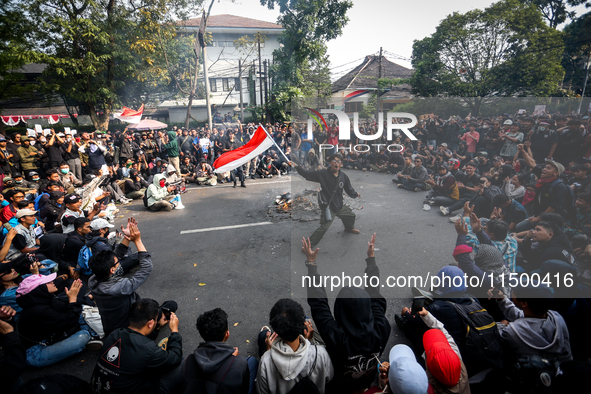 Thousands of people protest to reject the revision of the Regional Head Election Bill (RUU) in front of the West Java DPRD Building in Bandu...