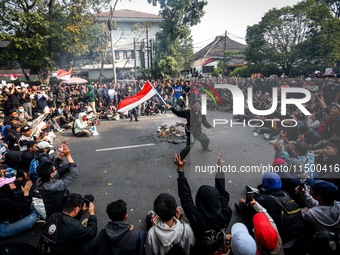 Thousands of people protest to reject the revision of the Regional Head Election Bill (RUU) in front of the West Java DPRD Building in Bandu...