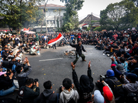 Thousands of people protest to reject the revision of the Regional Head Election Bill (RUU) in front of the West Java DPRD Building in Bandu...