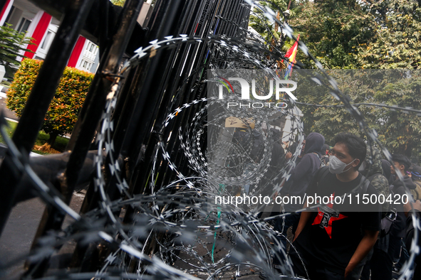 Thousands of people protest to reject the revision of the Regional Head Election Bill (RUU) in front of the West Java DPRD Building in Bandu...