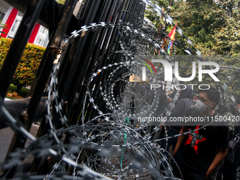 Thousands of people protest to reject the revision of the Regional Head Election Bill (RUU) in front of the West Java DPRD Building in Bandu...