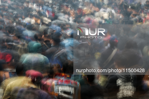 Thousands of people protest to reject the revision of the Regional Head Election Bill (RUU) in front of the West Java DPRD Building in Bandu...