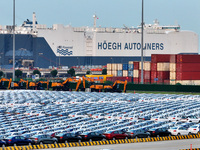 HOEGH AURORA, the world's largest and most environmentally friendly vehicle carrier, docks at Taicang Port Area to load vehicles on its maid...