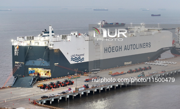 HOEGH AURORA, the world's largest and most environmentally friendly vehicle carrier, docks at Taicang Port Area to load vehicles on its maid...