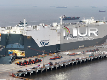 HOEGH AURORA, the world's largest and most environmentally friendly vehicle carrier, docks at Taicang Port Area to load vehicles on its maid...