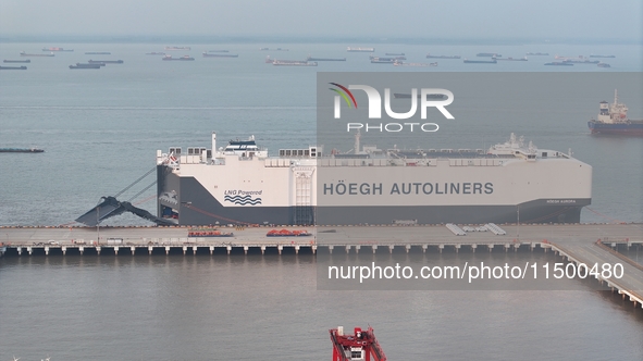 HOEGH AURORA, the world's largest and most environmentally friendly vehicle carrier, docks at Taicang Port Area to load vehicles on its maid...