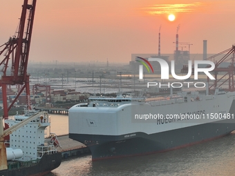 HOEGH AURORA, the world's largest and most environmentally friendly vehicle carrier, docks at Taicang Port Area to load vehicles on its maid...