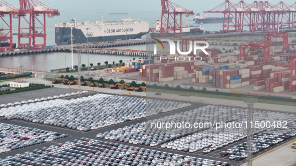 HOEGH AURORA, the world's largest and most environmentally friendly vehicle carrier, docks at Taicang Port Area to load vehicles on its maid...