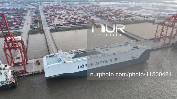 HOEGH AURORA, the world's largest and most environmentally friendly vehicle carrier, docks at Taicang Port Area to load vehicles on its maid...