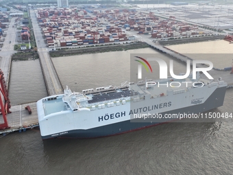 HOEGH AURORA, the world's largest and most environmentally friendly vehicle carrier, docks at Taicang Port Area to load vehicles on its maid...