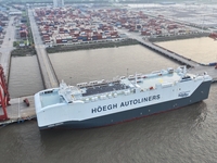 HOEGH AURORA, the world's largest and most environmentally friendly vehicle carrier, docks at Taicang Port Area to load vehicles on its maid...