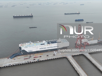 HOEGH AURORA, the world's largest and most environmentally friendly vehicle carrier, docks at Taicang Port Area to load vehicles on its maid...