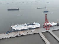 HOEGH AURORA, the world's largest and most environmentally friendly vehicle carrier, docks at Taicang Port Area to load vehicles on its maid...