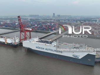 HOEGH AURORA, the world's largest and most environmentally friendly vehicle carrier, docks at Taicang Port Area to load vehicles on its maid...