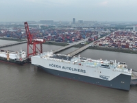 HOEGH AURORA, the world's largest and most environmentally friendly vehicle carrier, docks at Taicang Port Area to load vehicles on its maid...