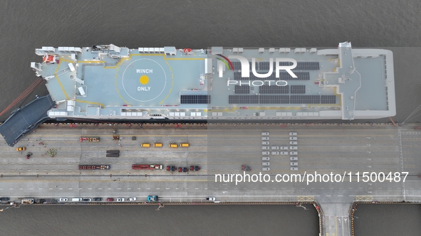 HOEGH AURORA, the world's largest and most environmentally friendly vehicle carrier, docks at Taicang Port Area to load vehicles on its maid...