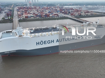 HOEGH AURORA, the world's largest and most environmentally friendly vehicle carrier, docks at Taicang Port Area to load vehicles on its maid...