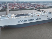 HOEGH AURORA, the world's largest and most environmentally friendly vehicle carrier, docks at Taicang Port Area to load vehicles on its maid...