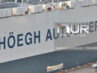 HOEGH AURORA, the world's largest and most environmentally friendly vehicle carrier, docks at Taicang Port Area to load vehicles on its maid...