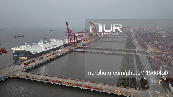 HOEGH AURORA, the world's largest and most environmentally friendly vehicle carrier, docks at Taicang Port Area to load vehicles on its maid...