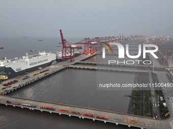 HOEGH AURORA, the world's largest and most environmentally friendly vehicle carrier, docks at Taicang Port Area to load vehicles on its maid...