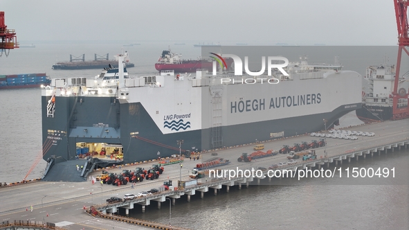 HOEGH AURORA, the world's largest and most environmentally friendly vehicle carrier, docks at Taicang Port Area to load vehicles on its maid...