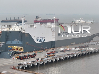 HOEGH AURORA, the world's largest and most environmentally friendly vehicle carrier, docks at Taicang Port Area to load vehicles on its maid...