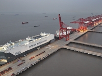 HOEGH AURORA, the world's largest and most environmentally friendly vehicle carrier, docks at Taicang Port Area to load vehicles on its maid...