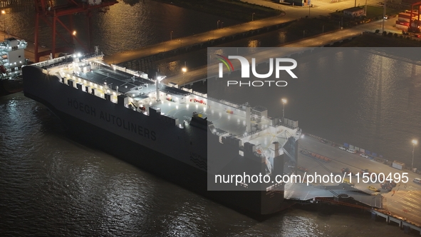 HOEGH AURORA, the world's largest and most environmentally friendly vehicle carrier, docks at Taicang Port Area to load vehicles on its maid...