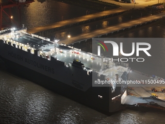 HOEGH AURORA, the world's largest and most environmentally friendly vehicle carrier, docks at Taicang Port Area to load vehicles on its maid...