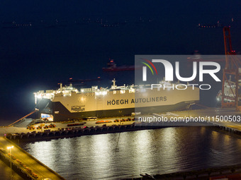 HOEGH AURORA, the world's largest and most environmentally friendly vehicle carrier, docks at Taicang Port Area to load vehicles on its maid...