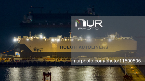 HOEGH AURORA, the world's largest and most environmentally friendly vehicle carrier, docks at Taicang Port Area to load vehicles on its maid...