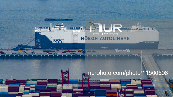 HOEGH AURORA, the world's largest and most environmentally friendly vehicle carrier, docks at Taicang Port Area to load vehicles on its maid...