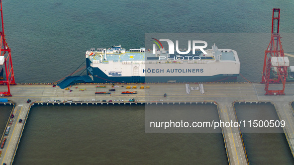 HOEGH AURORA, the world's largest and most environmentally friendly vehicle carrier, docks at Taicang Port Area to load vehicles on its maid...