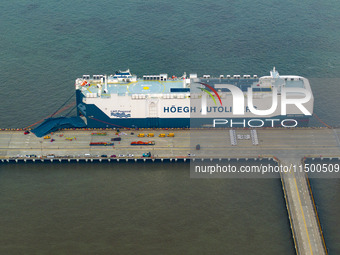 HOEGH AURORA, the world's largest and most environmentally friendly vehicle carrier, docks at Taicang Port Area to load vehicles on its maid...