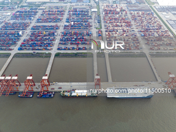 HOEGH AURORA, the world's largest and most environmentally friendly vehicle carrier, docks at Taicang Port Area to load vehicles on its maid...