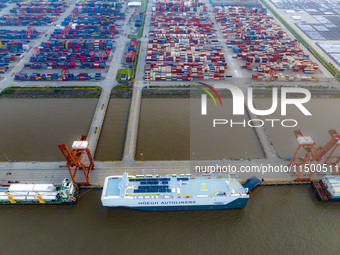 HOEGH AURORA, the world's largest and most environmentally friendly vehicle carrier, docks at Taicang Port Area to load vehicles on its maid...