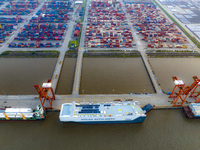 HOEGH AURORA, the world's largest and most environmentally friendly vehicle carrier, docks at Taicang Port Area to load vehicles on its maid...