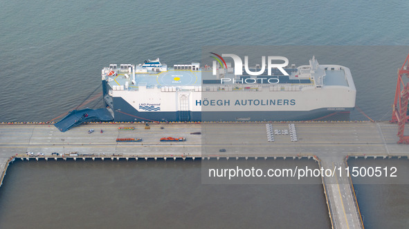 HOEGH AURORA, the world's largest and most environmentally friendly vehicle carrier, docks at Taicang Port Area to load vehicles on its maid...