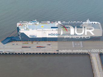 HOEGH AURORA, the world's largest and most environmentally friendly vehicle carrier, docks at Taicang Port Area to load vehicles on its maid...