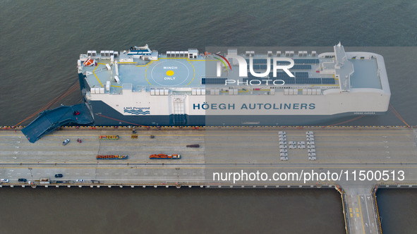 HOEGH AURORA, the world's largest and most environmentally friendly vehicle carrier, docks at Taicang Port Area to load vehicles on its maid...