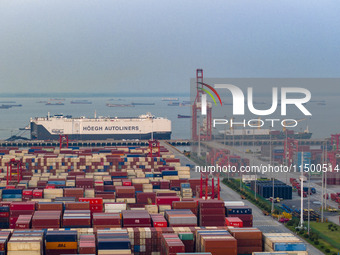 HOEGH AURORA, the world's largest and most environmentally friendly vehicle carrier, docks at Taicang Port Area to load vehicles on its maid...