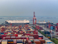 HOEGH AURORA, the world's largest and most environmentally friendly vehicle carrier, docks at Taicang Port Area to load vehicles on its maid...